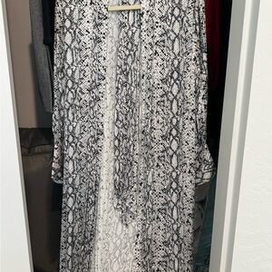 Good American Black and White Snake Print Kimono